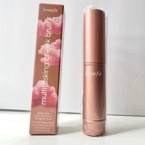 Benefit Cosmetics Multitasking Cheek Brush - Picture 2 of 3